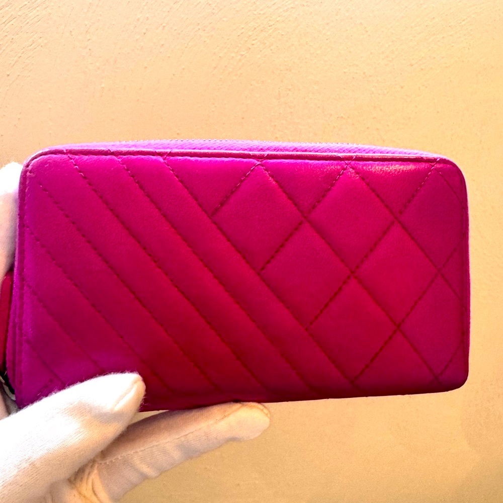 CHANEL SOLD 🔥 Matelasse
Boy Chanel Wallet Round
Zipper hot Pink Lambskin , - Picture 6 of 16